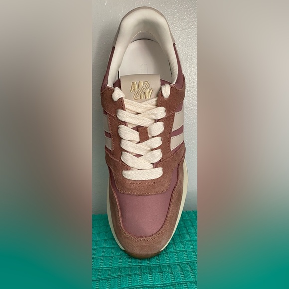 NWT.. WOMENS STEVE MADDEN RETRO RUNNER SNEAKERS - Picture 13 of 15